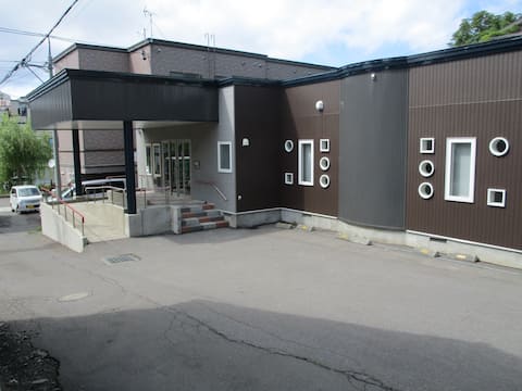 This is a sushi restaurant street and the canal, and is a private one-story house.