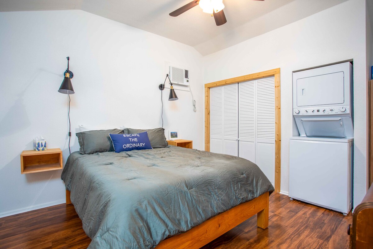 Главният апартамент на Slowpoke Cabin разполага с двойно легло, баня с вана и удобна пералня и сушилня!