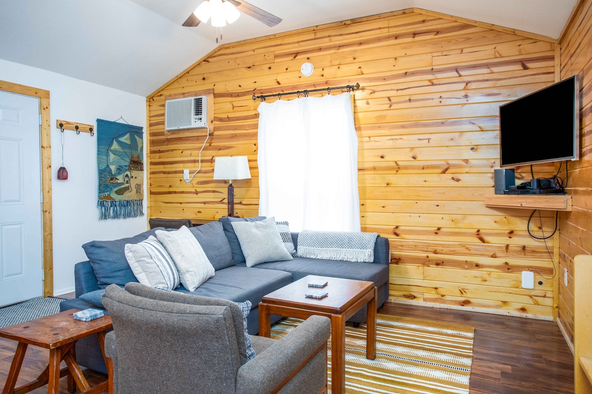 Ефективните климатични инсталации и вентилаторите на тавана поддържат кабината на желаното от вас ниво на комфорт, дори през тексаските лета!