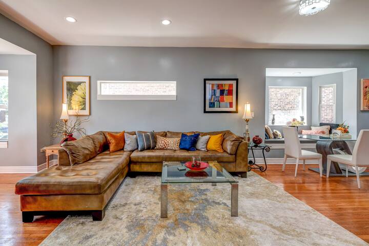 Spacious 5-BR House next to Transit with Parking gallery image 2