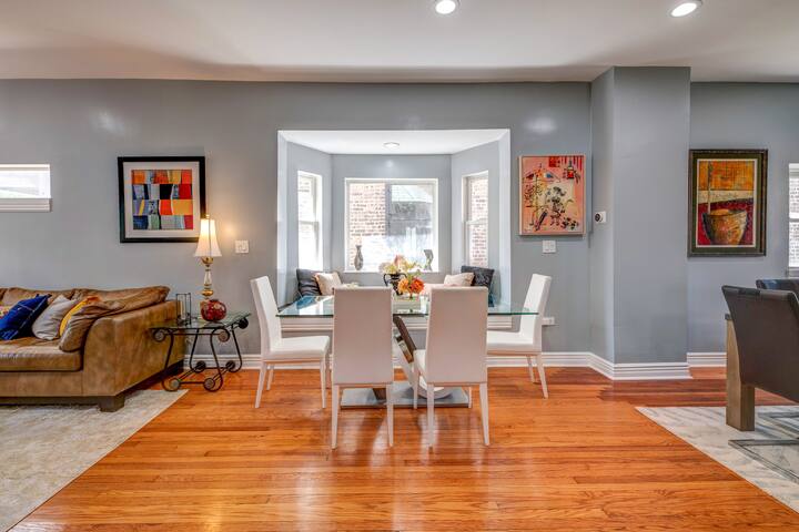 Spacious 5-BR House next to Transit with Parking gallery image 3