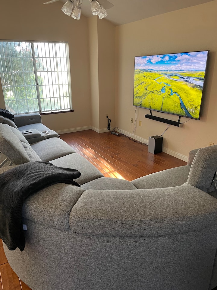 Spacious 3k Sq Ft 4bd/3bath + Pool - 貝克斯菲爾德