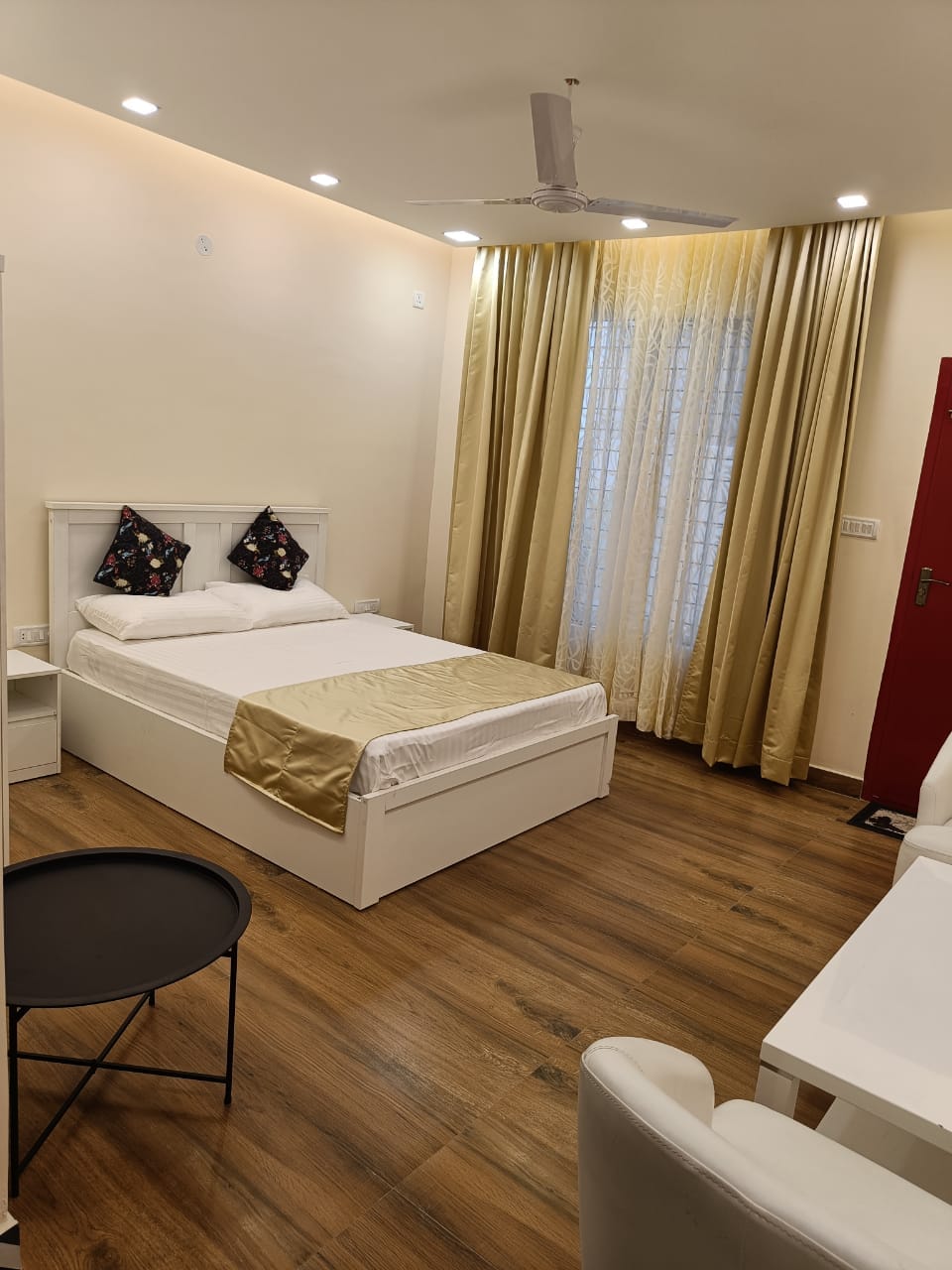 光线充足的大窗户，带窗帘