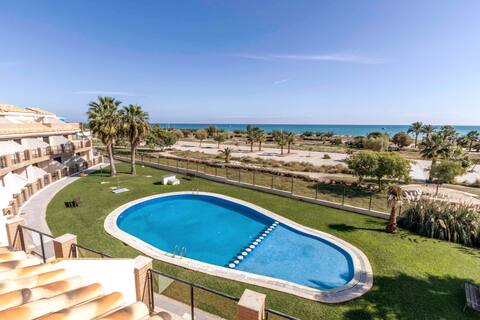 Duplex with pool facing the sea