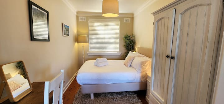 غرفة النوم الثانية مع خزانة ملابس ومكتب صغير + كرسي