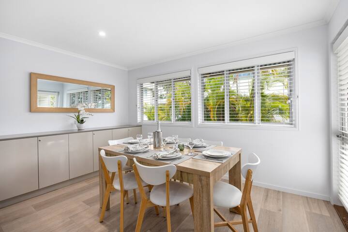 Tropical 3 bedroom Oasis , meters Noosa River gallery image 4