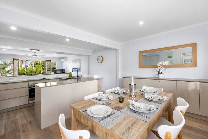 Tropical 3 bedroom Oasis , meters Noosa River gallery image 3