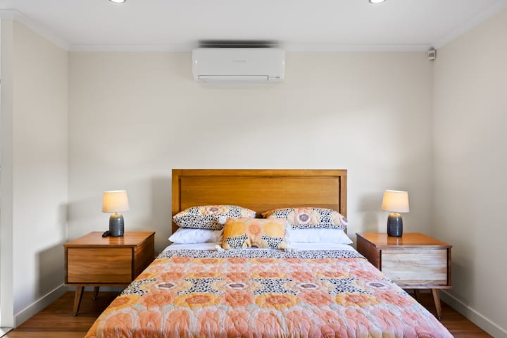 ผู้ปกครองพักผ่อนพร้อมห้องน้ำในตัวเครื่องปรับอากาศเสื้อคลุมแบบวอล์คอินและทีวี