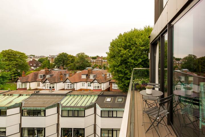 Magnificent Modern Apartment – gallery image 5