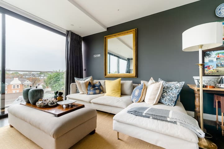 Magnificent Modern Apartment –