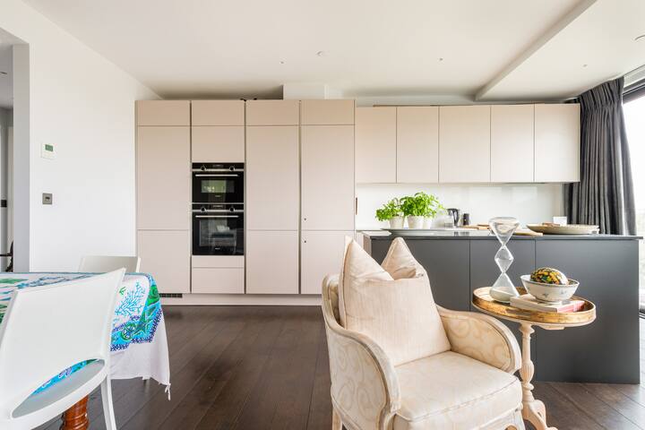 Magnificent Modern Apartment – gallery image 2