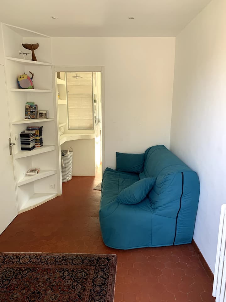 14- RdC - La camera n°4, situata al piano terra, con il suo divano letto e il bagno privato