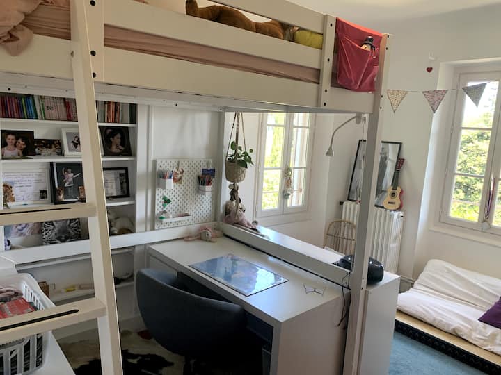 11 - Piano - La stanza n°2 con un letto matrimoniale soppalco, scrivania e divano