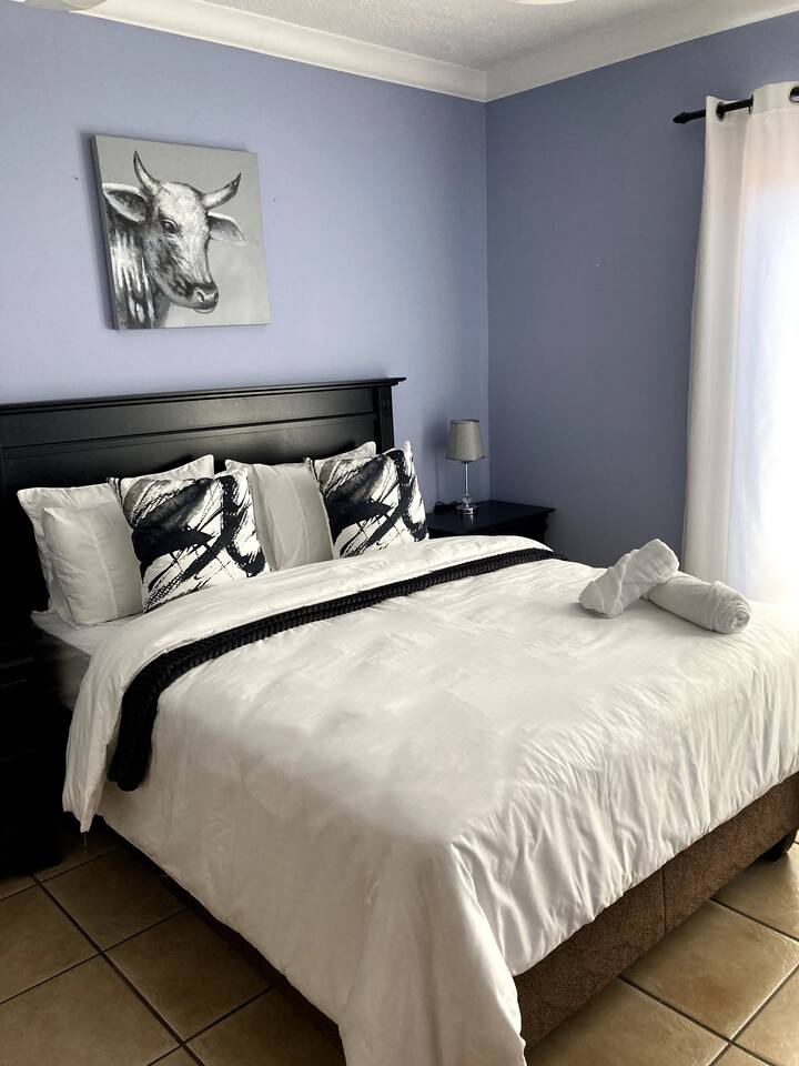 Stay In Harties Dam | Queen Room W/ Private Lounge - Hartbeespoort