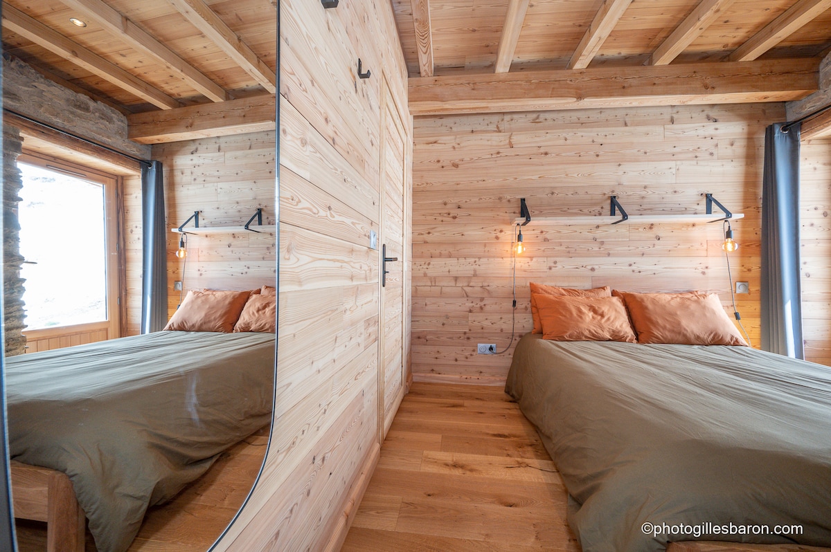 Южна спалня с изглед към планината с място за съхранение и 140 легла.