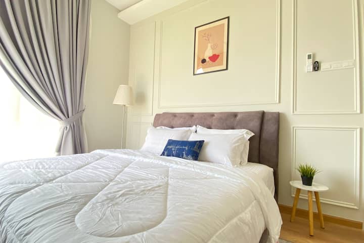 חדר שינה ראשי עם מיטת קינג, מזגן וחדר רחצה צמוד