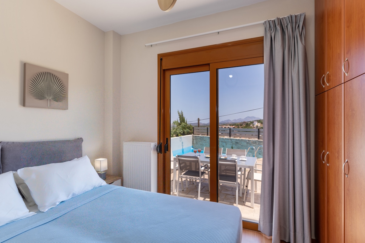 Svetlá spálňa s oddelenými posteľami, ktoré môžu byť spojené pre dvojlúžko.