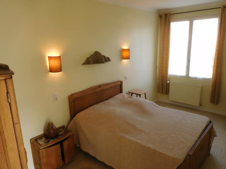 habitación con cama doble