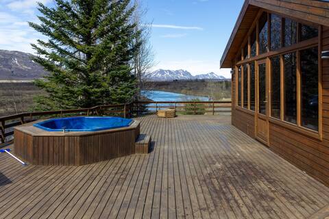 Gorgeous Riverside Lodge - South of Iceland