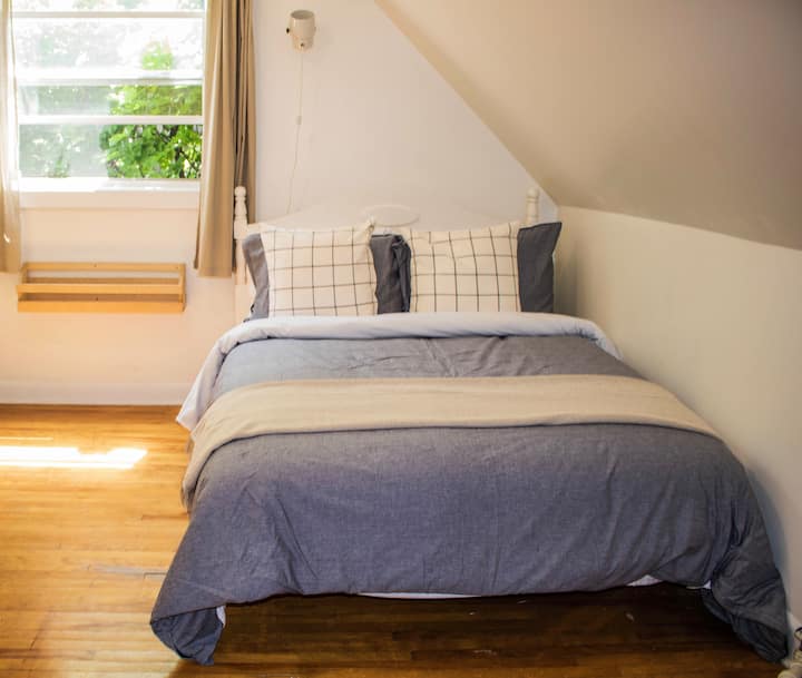 Cama de dos plazas en la habitación #2. 

Hay un colchón de espuma plegable y ropa de cama disponible en el armario para un séptimo huésped más pequeño. 

También encontrarás la silla alta para bebés en este armario. 