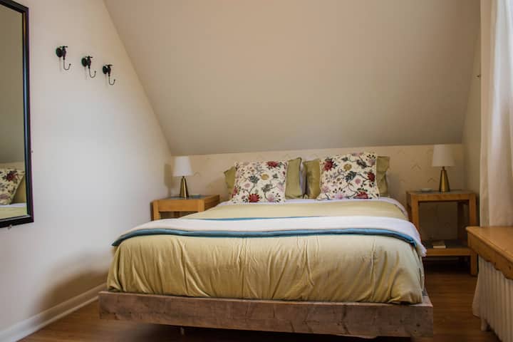 Habitación principal con cama queen.