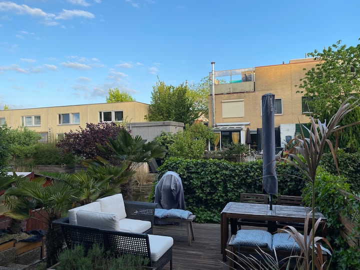 2 bedroom apartment with backyard and free parking Apartments for