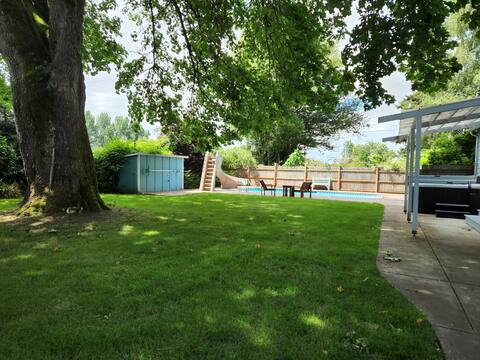 3 Bedroom with pool and hot tub in the country