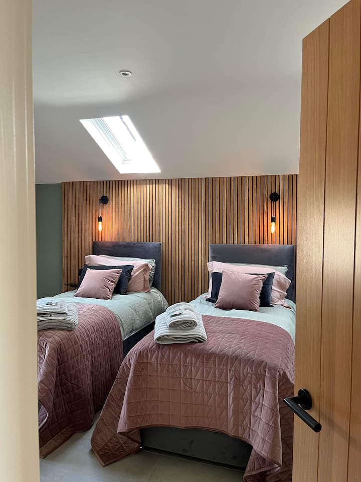 Ail Ystafell Wely - Dwbl neu Dwin!
Chumba cha kulala cha pili - Double au Twin!