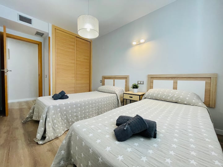 Chumba kilicho na vitanda viwili pacha na kabati kubwa la kusafisha nguo wakati uko mbaya.
Chumba hiki kina mwonekano wa bwawa na kinahakikisha mwanga, hewa.