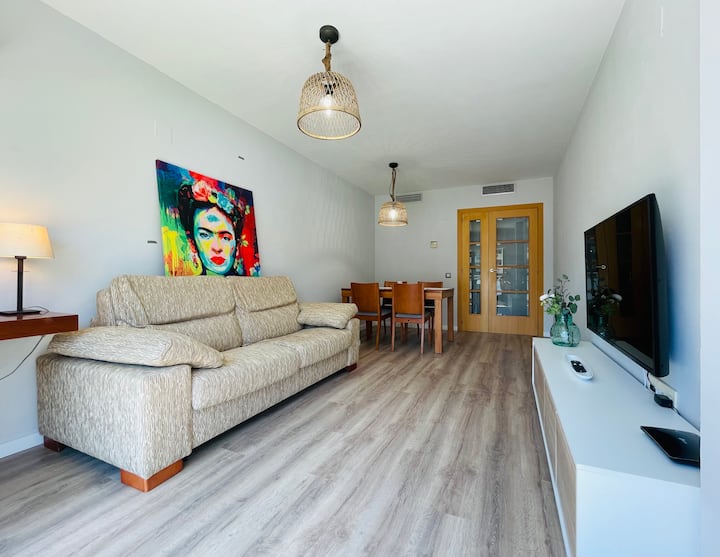 Saluni inayofaa kwa nyakati za kupumzika.
Samani bora ili kufanya ukaaji uwe wa starehe.
Utakuwa na kona ya kutumia akaunti yako bila kudhuru eneo la pamoja. Televisheni mahiri.