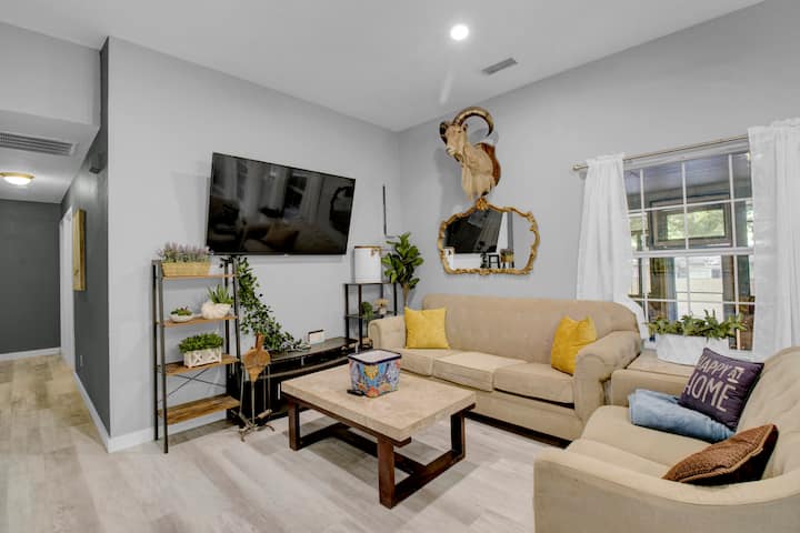 Cheerful Master Bedroom With Onsite Gym! - Austin, TX