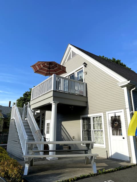 Studio @ Chadbourne House: Private deck and more!