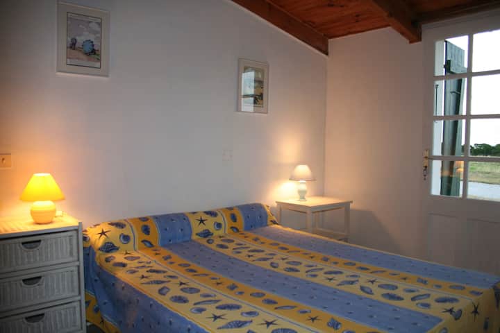 Dhomë gjumi me 160 krevate, hyrje në katin përdhes ose përmes dhomës së ngrënies.