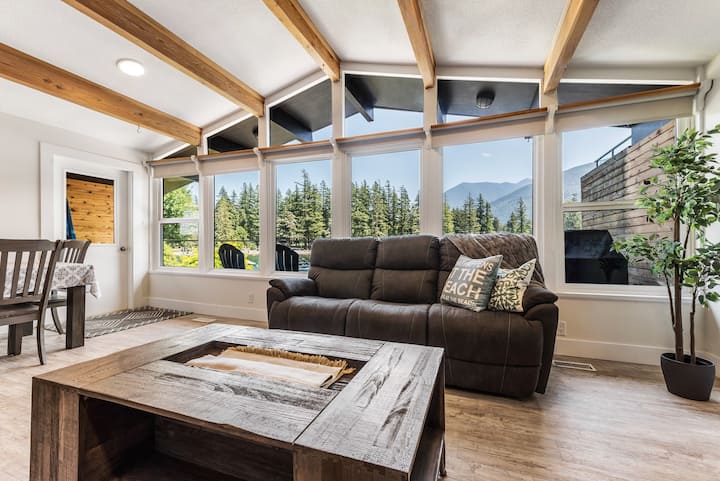 Waterfront Home On Cultus Lake W/ Dock & Hottub - Chilliwack