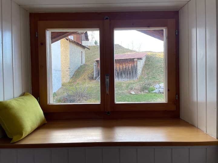 Hlavná spálňa s výhľadom na malú alpskú záhradu