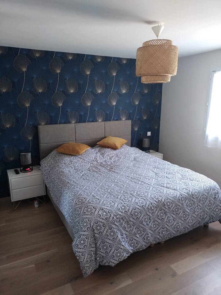 Spavaća soba 1, bračni krevet 180*200.