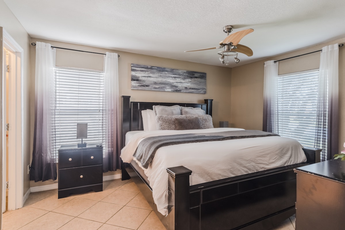 Bingwa mwenye starehe aliye na ukubwa wa kifalme na matandiko ya kifahari na televisheni mahiri