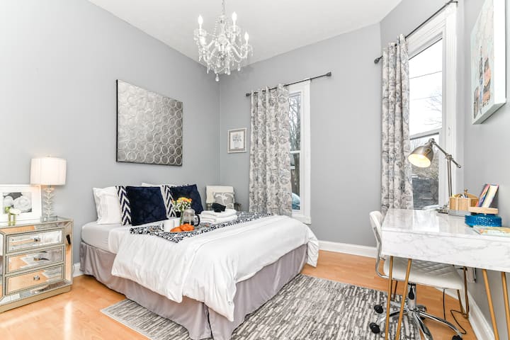 توفر غرفة النوم رقم 2 سريرًا مريحًا بحجم كوين. تتمتع الغرفة بالكثير من الضوء الطبيعي.  هناك أيضًا منطقة عمل رائعة بالقرب من النافذة الأمامية.