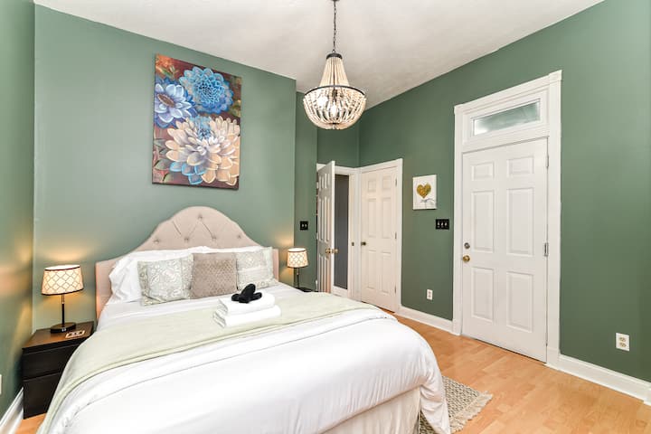 توفر غرفة النوم رقم 1 سريرًا متوسط الحجم وتلفزيونًا ذكيًا مع جميع التطبيقات لمشاهدة برامجك قبل النوم. 