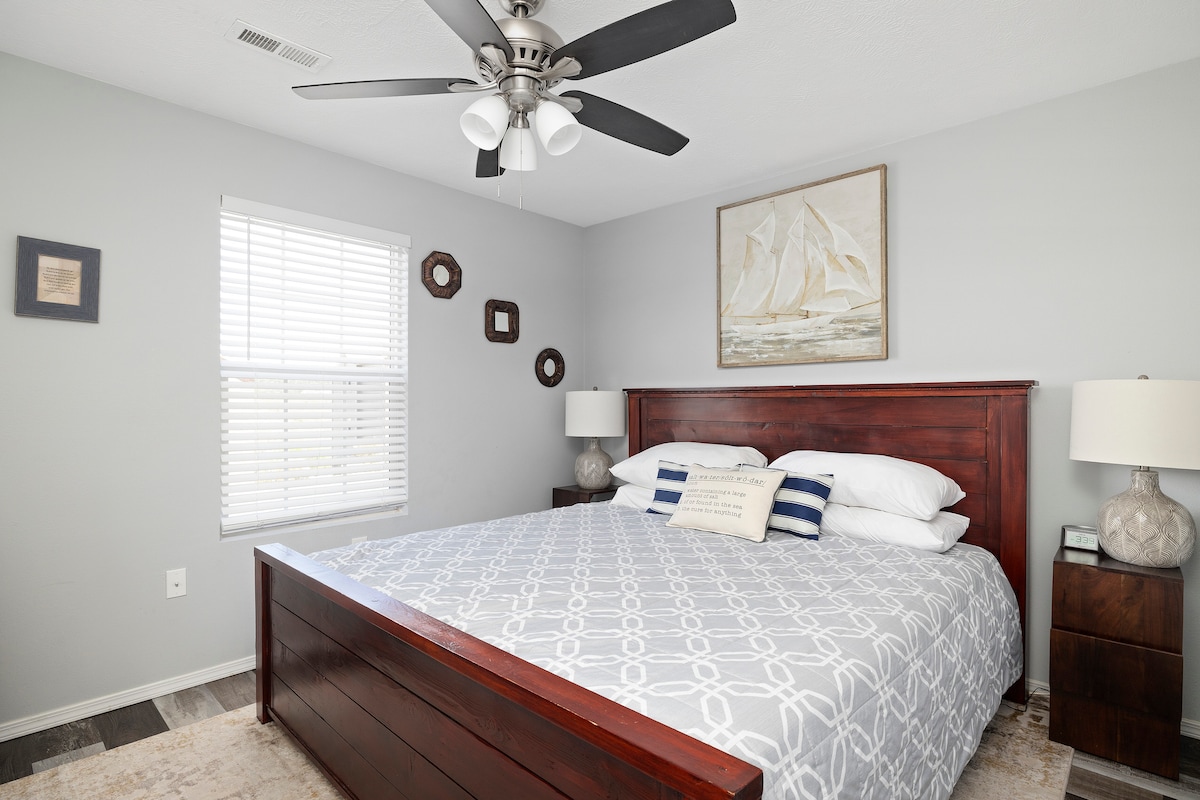 Მე-2 საძინებელში არის დიდი საწოლი და ტელევიზორი Roku-სთან ერთად. Დიდი კარადაა, სადაც ინახება შეკვრა და მაღალი სკამი (სურვილისამებრ).