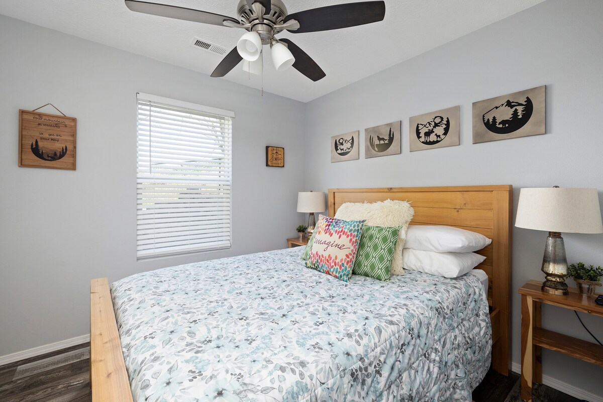 Მესამე საძინებელში არის ორადგილიანი საწოლი და ტელევიზორი Roku-სთან ერთად. 