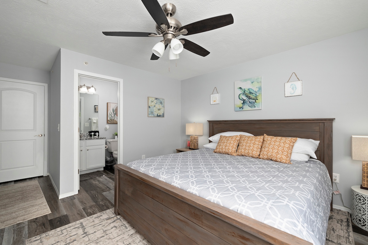 Მთავარი საძინებელი ლუქს-კლასის მატრასითა და ლუქს-კლასის სააბაზანოთი.  