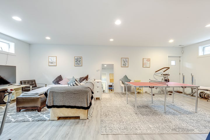 Spacious Evanston Unit - Walk To Northwestern U - Evanston, IL