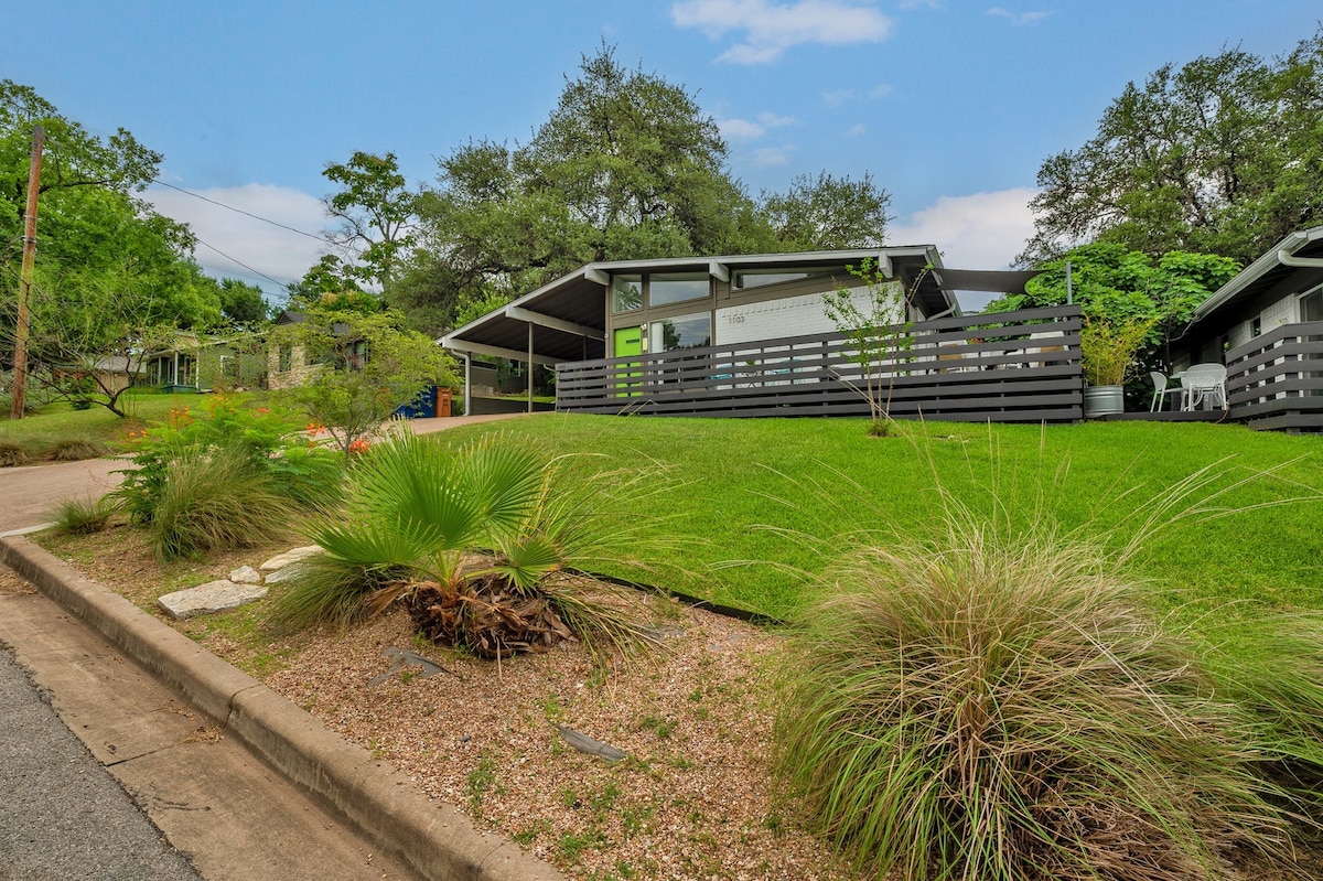 The Verde | Chic SoCo Retreat + Pet Friendly