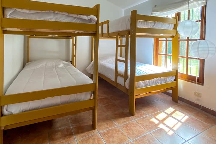 Camera con due baite di 1 e mezzo ciascuna. Ha il suo bagno privato.