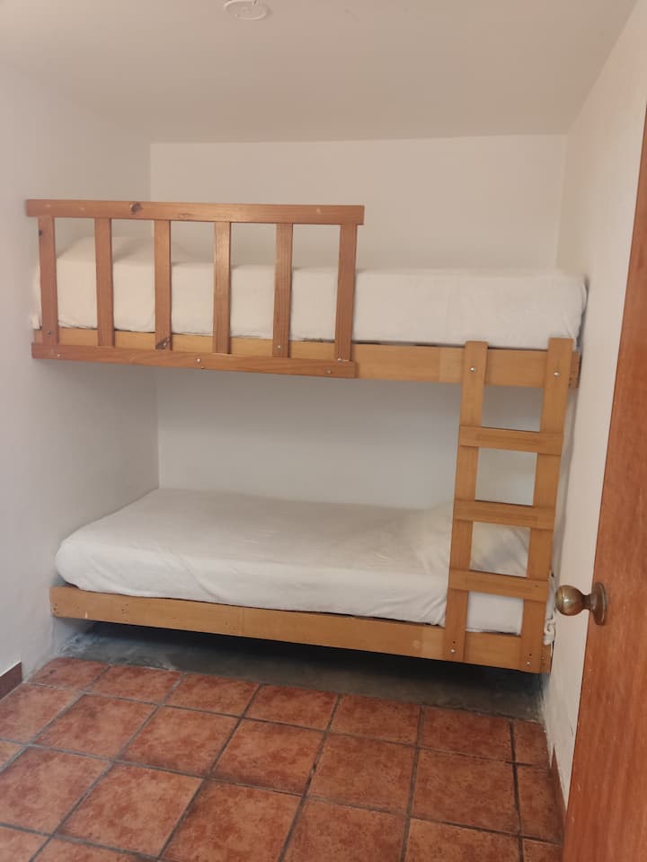 Camera con chalet, che era un ripostiglio, ora condizionato per gli ospiti. C'è un bagno.