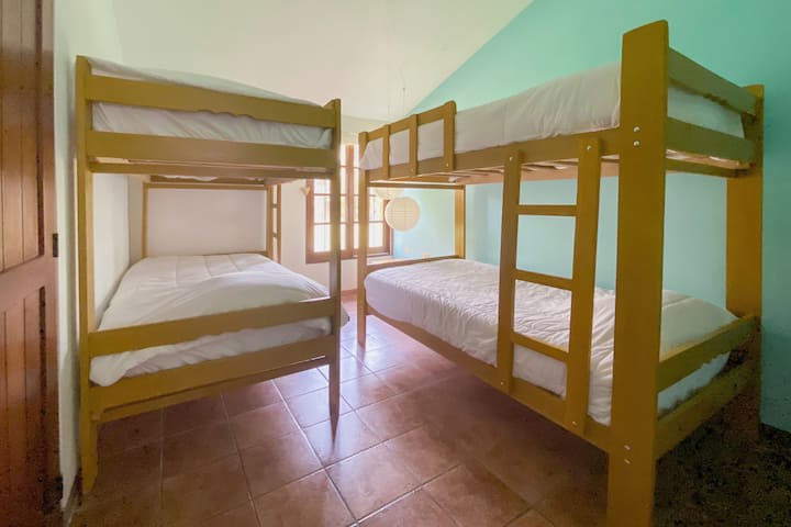 Camera con 2 baite 1 e mezzo quadrato.  Ha il suo bagno privato.