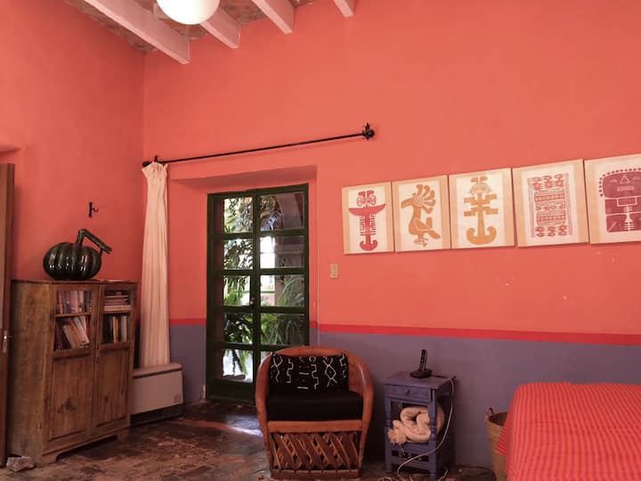 Тази стая е в непосредствена близост до най - голямата спалня и се използва най - вече като всекидневна.  Тук има бюро, което не се вижда, и достъп до компютър. Отпечатъците са от Музея на златото в Богота.  Има повече информация за следващата снимка.