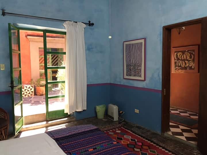 Входният етаж, синята спалня с двойно легло.  Тази спалня споделя баните с най - голямата спалня.