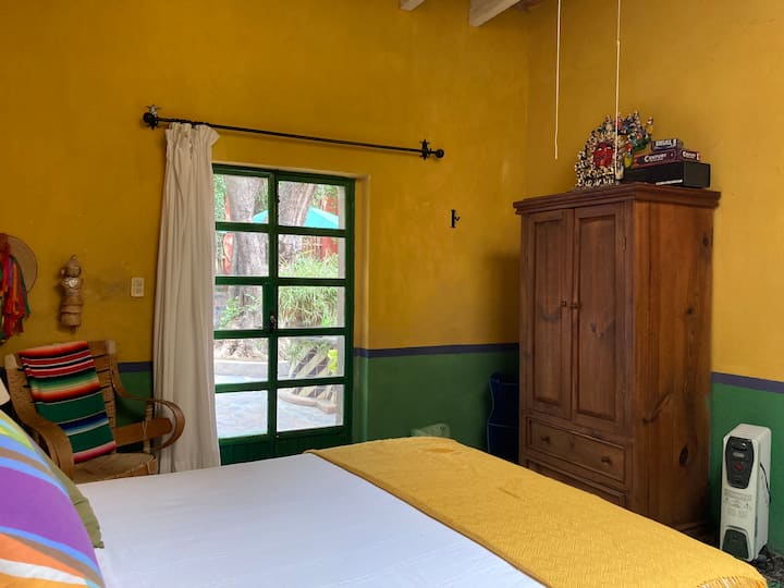 Жълтата стая, показваща шкафа за съхранение и стъклените врати към външния двор.
Не забравяйте, че също излизате навън и зад ъгъла до голямата синя баня. 